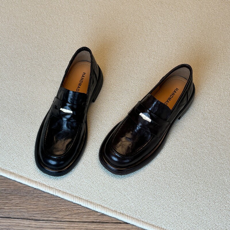 Genuine Leather Retro Slip-On Loafers for Women with Thick Soles and Chunky Heels, 2026 New Model, Spring and Autumn, with Gold Coin Design, Large Sizes 41-42 Genuine Leather Retro Slip-On Loafers for Women with Thick Soles and Chunky Heels, 2026 New Model, Spring and Autumn, with Gold Coin Design, Large Sizes 41-42