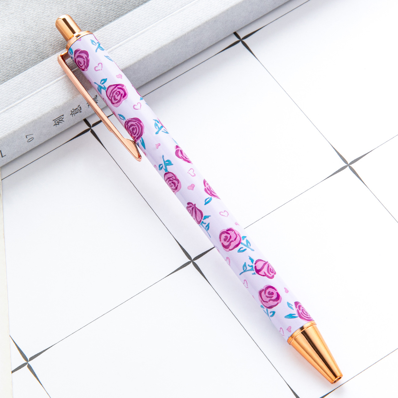 Nueva serie de bolígrafo de impresión multicolor de transferencia térmica bolígrafo de película de flores adorable viento de estudiantes bolígrafo de metal