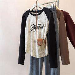 大きいサイズの太った妹がアルファベットを染めて長袖のtシャツをつづり合わせます。