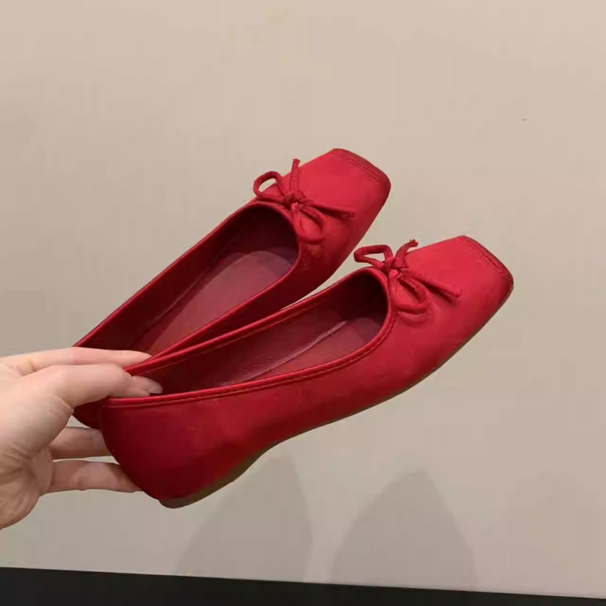 Aumento interno 3CM albaricoque suave zapatos de noche zapatos de mujer 2025 nuevos zapatos de ballet de satén rojo de primavera y verano