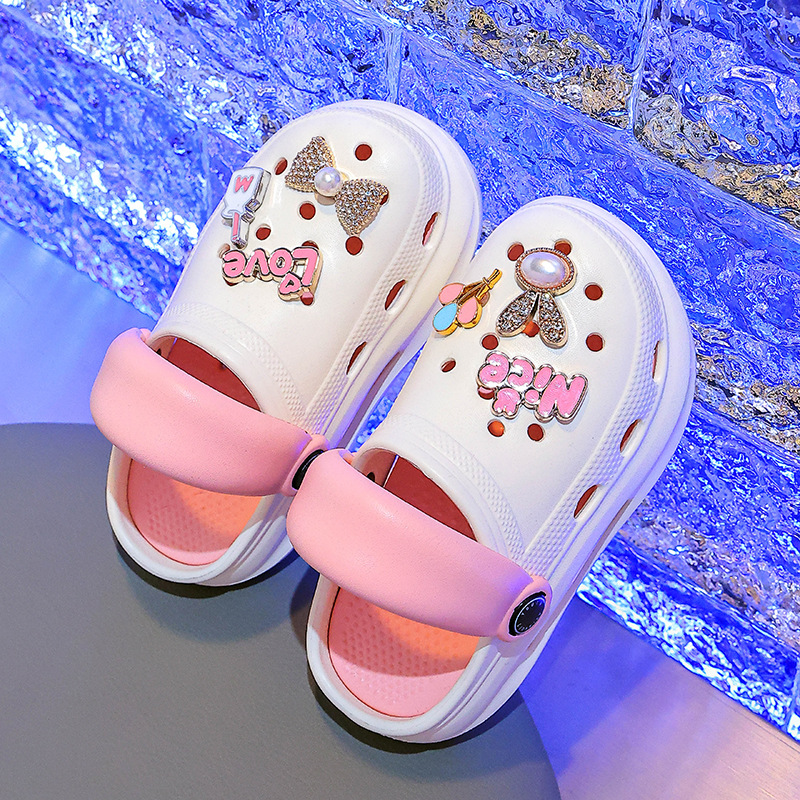 분홍색과 흰색 젖병 토끼