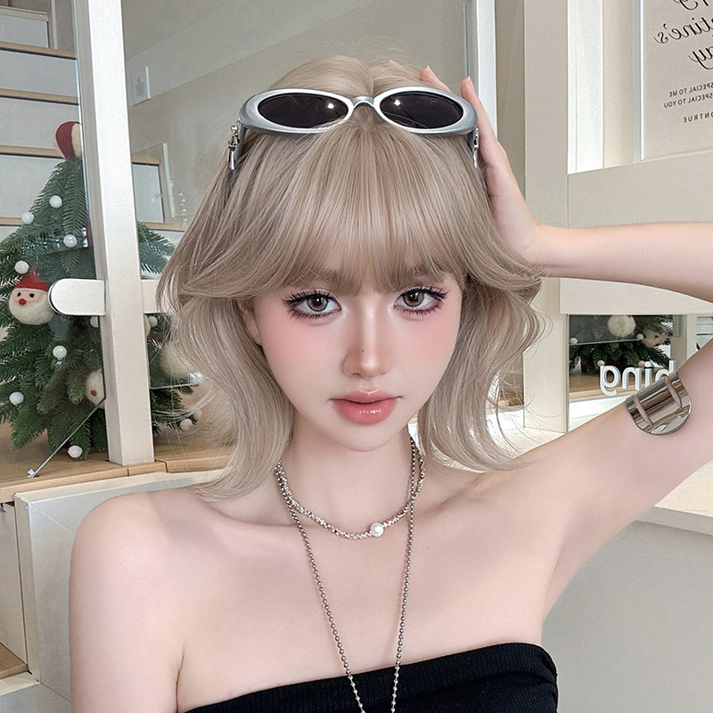 Fashionable internet celebrity new style women's short curly hair, outwardly curled collarbone-length hair in milk tea gray and rice dumpling color, synthetic fiber artificial hair wholesale Fashionable internet celebrity new style women's short curly hair, outwardly curled collarbone-length hair in milk tea gray and rice dumpling color, synthetic fiber artificial hair wholesale