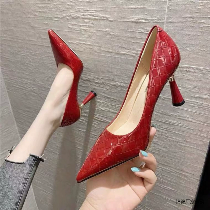 Туфли на каблуках с дикими одиночными туфлями женская весна 2025 года новая красная свадебная обувь с заострением