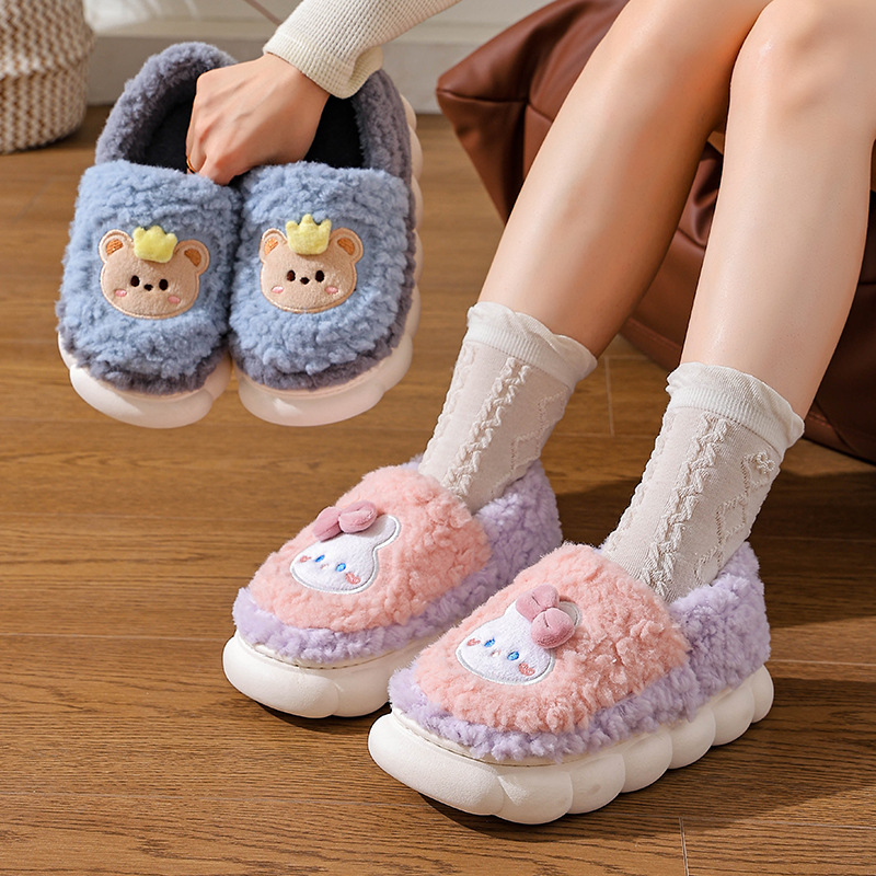Zapatillas de algodón de tacones para mujeres 2025, nuevo otoño y invierno en el hogar con una base gruesa antideslizante para parejas zapatillas de pelo para hombres