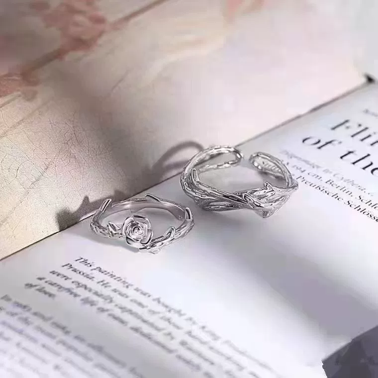 Кольцо серебряное небольшого дизайна, лёгкая роскошь, для указательного пальца
