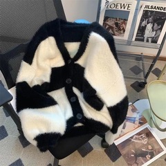 怠惰なベルベットのストライプの色合わせニットの上着の女性の秋のvネックの柔らかいモチの中の長いタイプの厚いカーディガンのコート