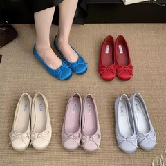 柔らかい底の丸い頭のバレエの靴の女性2025春の新型のサテンの心地良い平の足はおばあさんの靴を踏んでいます。