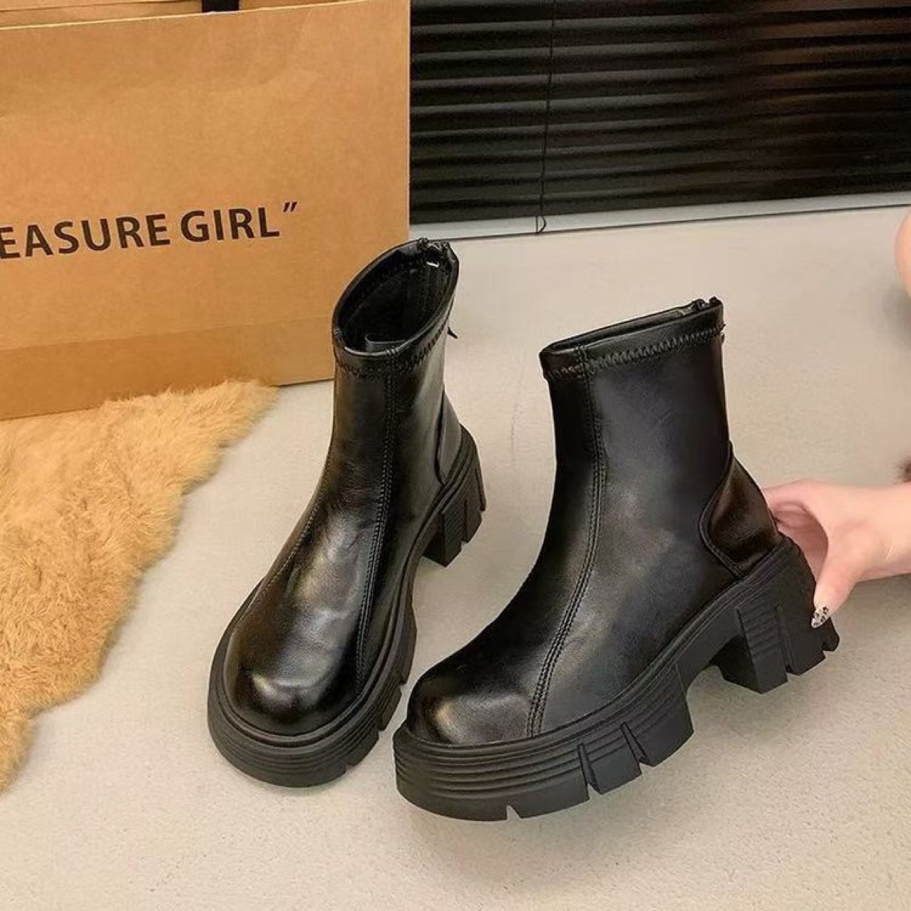 Platform Thick-Soled Height-Increasing Martin Boots 2024 Winter New Style Chelsea Fashion Retro Slimming Short Boots for Women with Chunky Heels