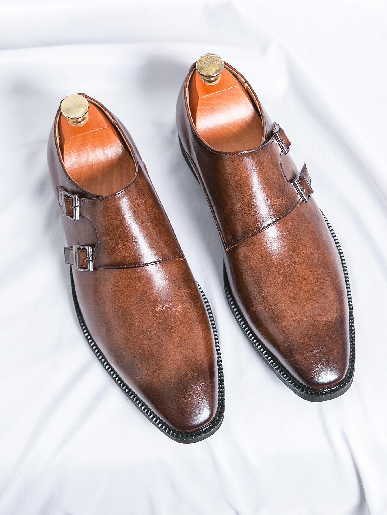 Zapatos de cuero de punta punta para hombres de moda coreana, zapatos de negocios casuales de un solo pie para hombres, zapatos de estilo de cabello de alta altura para hombres.