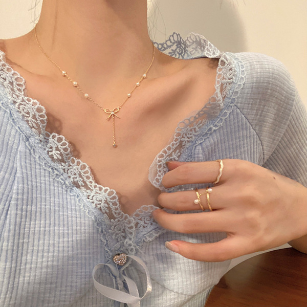 Cute small design pendant with bow pearl with tassels