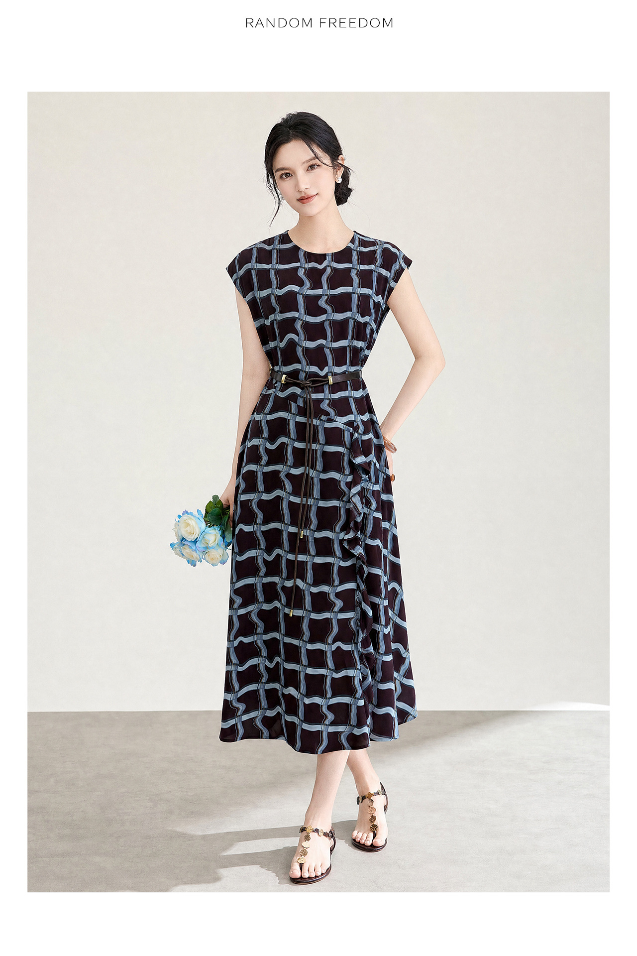 Đầm maxi nữ cổ điển họa tiết kẻ ô vuông, không tay, eo thắt dây, dáng suông dài — xanh lam chi tiết 15