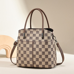 2023 new bucket bag all-match niche bag women's four seasons universal multi-layer fashion large capacity portable messenger bag