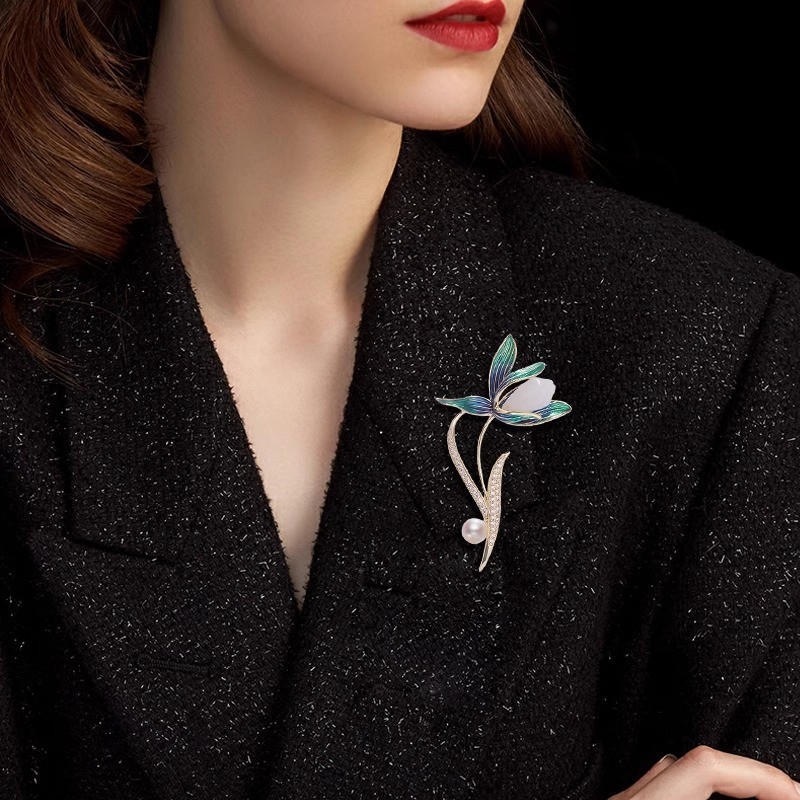 Neue großartige und luxuriöse Jade-Brosche, High-End-Perlen-Magnolien-Blumenbrosche, Kleidungsaccessoires, Temperament-Iris-Brosche für Frauen_voghion.com