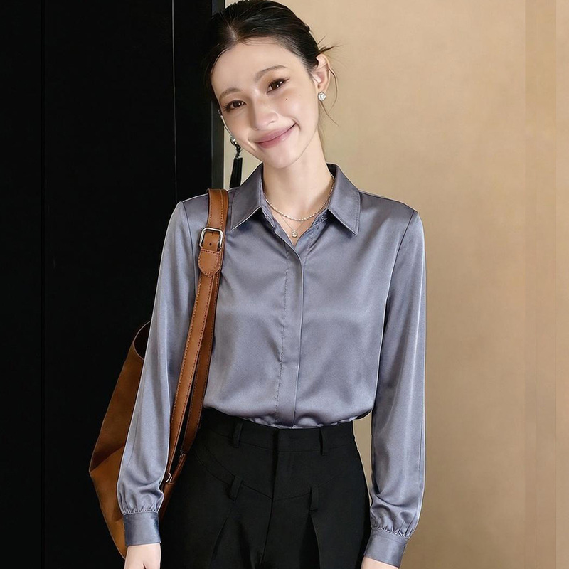 Real shot of a gray-blue satin shirt for women, long-sleeved, versatile for autumn, with a hidden placket, retro Hong Kong style, draping, suitable for work, and a sophisticated look Real shot of a gray-blue satin shirt for women, long-sleeved, versatile for autumn, with a hidden placket, retro Hong Kong style, draping, suitable for work, and a sophisticated look