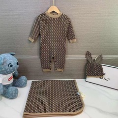 新しい春と秋の冬の25男女の子供のニットの丸首の長袖の外はセーターのアルファベットの長袖の3セットを着ます。