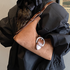 超火小众麂皮绒包包2025秋冬季新款女式斜挎包复古百搭单肩腋下包