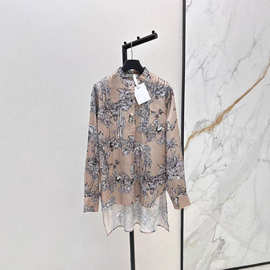 深圳南油25早秋名媛风拼色花卉字母小蜜蜂刺绣小立领前短后长衬衫