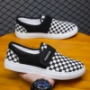 R002 black checker grid