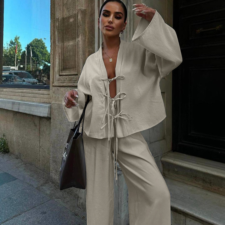 Completo elegante in due pezzi tinta unita per donna - Elegante completo con camicetta con cintura e pantaloni lunghi_voghion.com