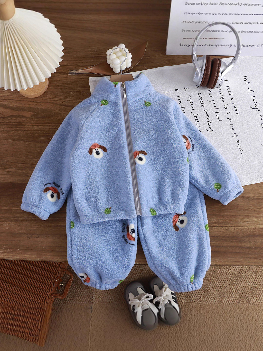 Invierno nuevo terciopelo grueso ropa de hogar para niños, hombres y mujeres, niños y niñas con un conjunto de calor coreano de ropa infantil al por mayor
