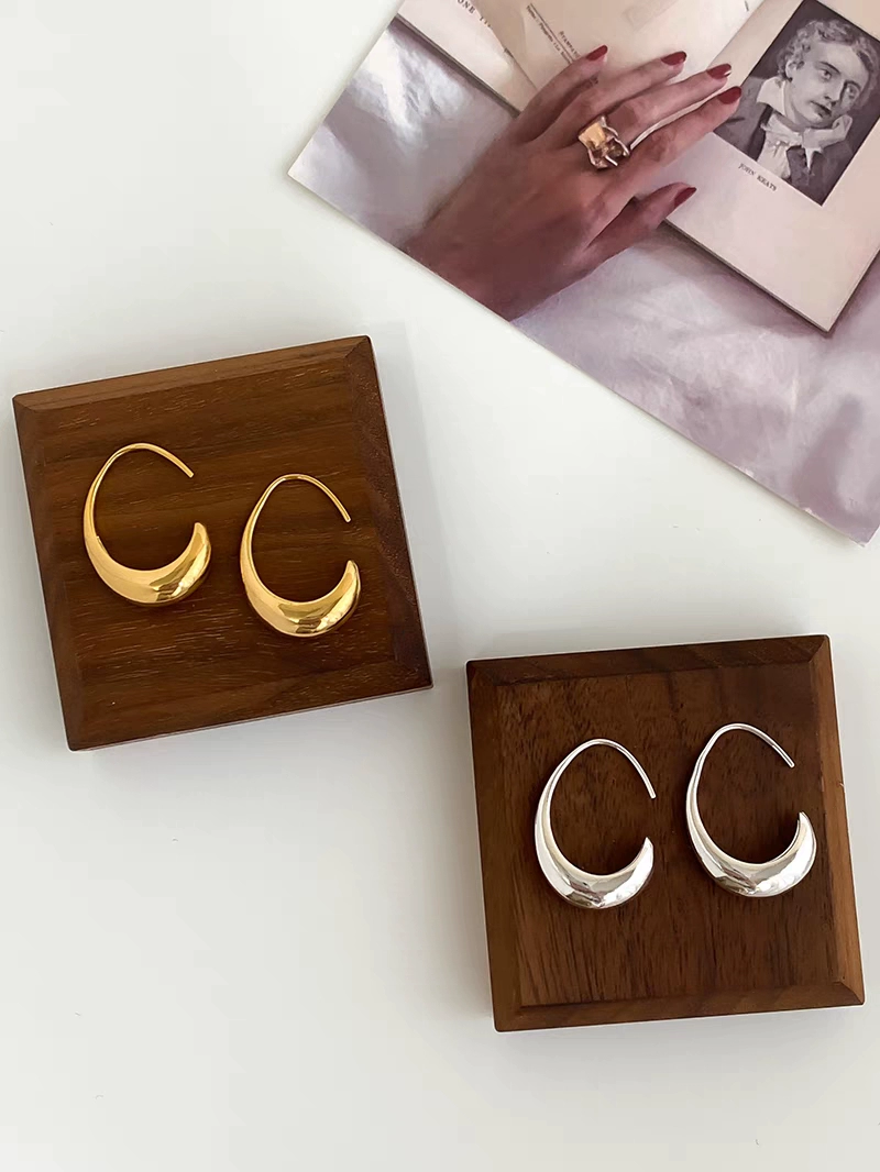 Small design brand earrings drop-shaped, European style, simple and elegant design, high-quality style