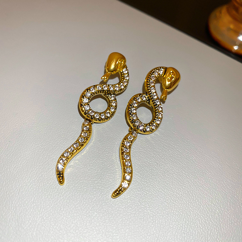 Boucles d'oreilles à tige en serpentine torsadée sertie de diamants pour la personnalité et le design des femmes_voghion.com