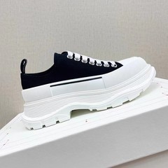 麦昆キャンバス靴の女性の白黒の色合わせのカジュアルな厚い底の白い靴は高くなります。