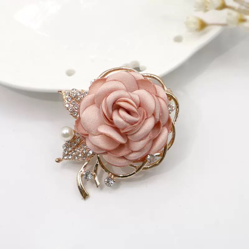 Elegante Rosenbrosche im koreanischen Stil für Anzugjacken und Mäntel – modisches Accessoire mit Kamelienmotiv_voghion.com