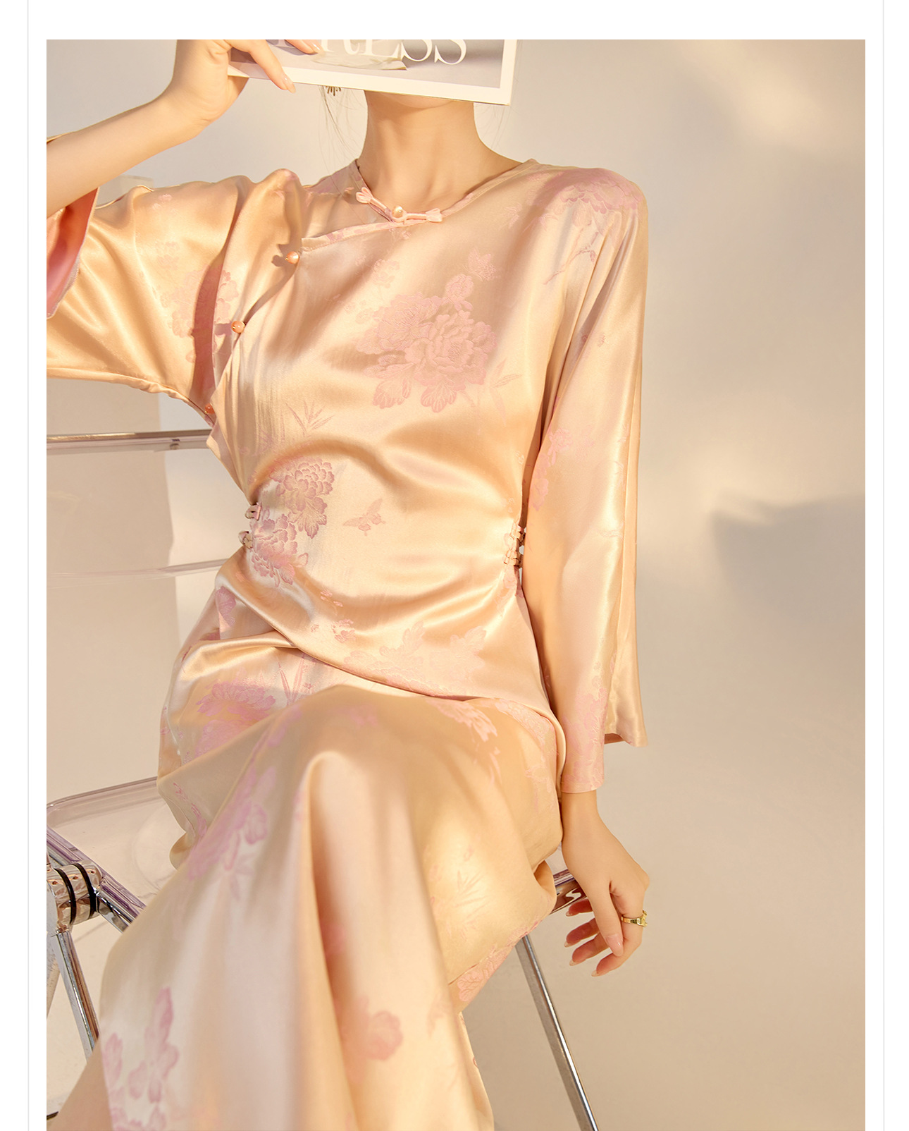 Đầm sườn xám ôm body dáng dài in họa tiết phong cách dân tộc Trung Quốc, thiết kế xẻ tà, mẫu mới 2026 — Màu hồng chi tiết 2