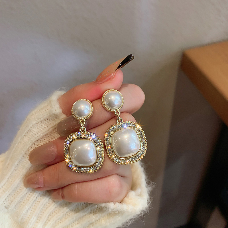 Retro Pearl Earrings With Bright Diamonds Temperament Niche Design Earrings display picture 1