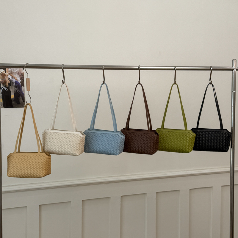 Moda fresca y alta capacidad trenzada bolsas axilales de nicho de nicho de diseño bolsas de mano diarias bolsas de viaje versátiles