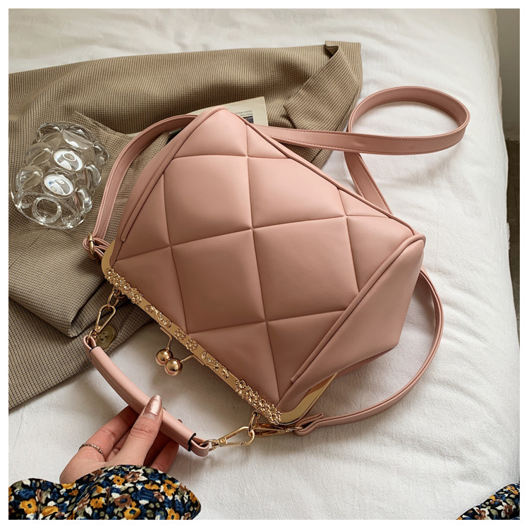 New Fashion Rhombus Embossed One-shoulder Diagonal Clip Bag Wholesale Nihaojewelry display picture 8