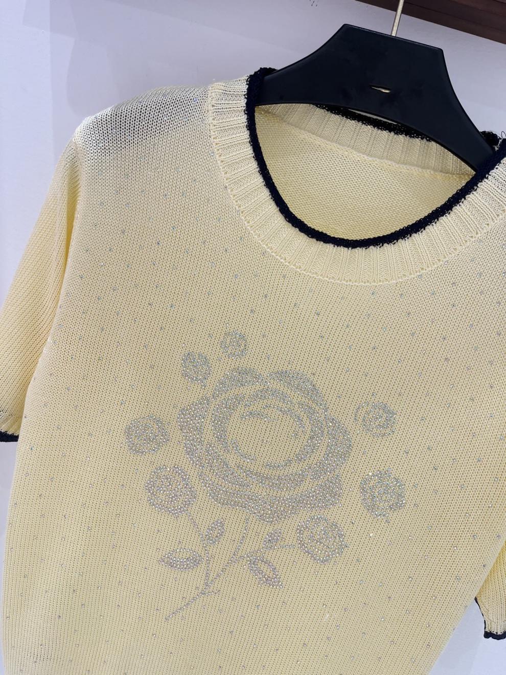 High-Quality Camellia Rhinestone Brand Logo Embellished Knitted Pullover With Round Neck And Short Sleeves, Light Luxury, Simple,_ecoleips.com