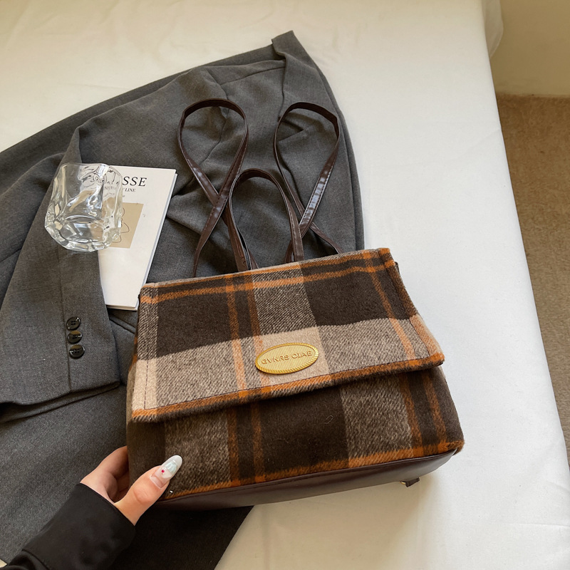 2024 invierno nuevo nicho de diseño de color contraste estricto de alta calidad bolsas de felt popular lindas mochila de damas