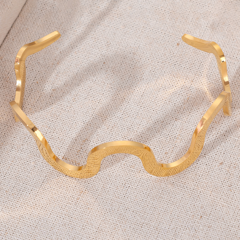 Pulsera de patrón de onda irregular de acero inoxidable estilo INS europeo y americano 18K oro todo fósforo diseño simple sentido joyería mujer