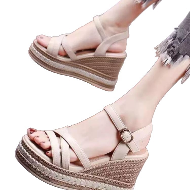 Sandálias de tacones inclinados para mujeres verano 2026 nuevo estilo simple versátil muffin impermeable tacones romanos
