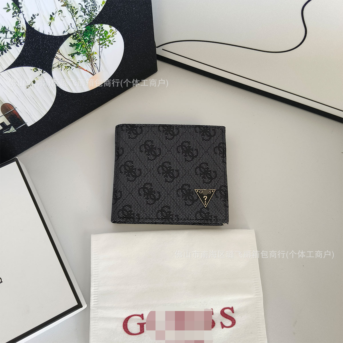 검정색과 회색으로 인쇄됨