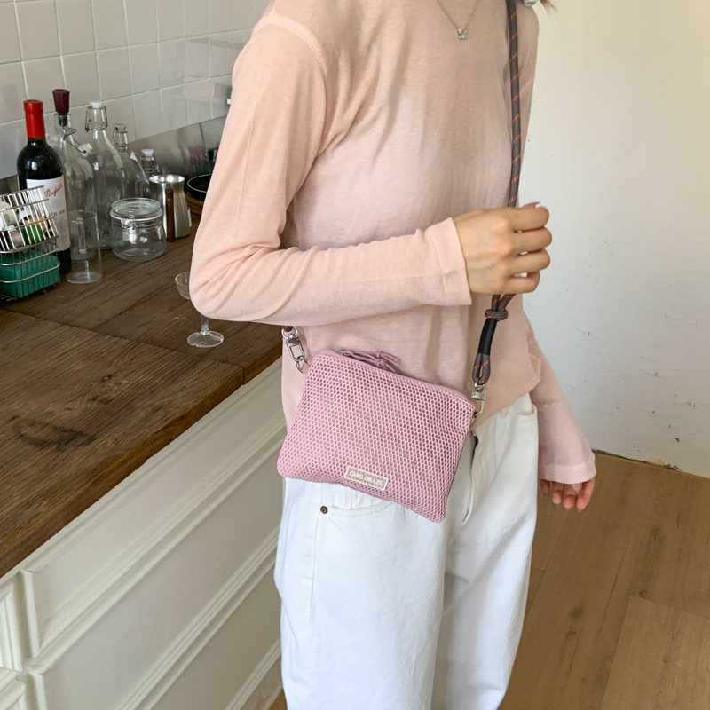 Bolsos pequeños de moda coreana 2025 verano nuevo estilo bolso femenino bolso de hombro de malla hueca bolso de mensajero de letras casuales marea