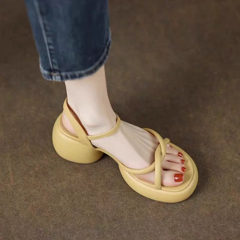 Женские сандалии для увеличения роста для невысоких, лето 2025, новый стиль, простые, на толстом каблуке, с мягкой подошвой, однорядные, на толстой подошве, римские туфли