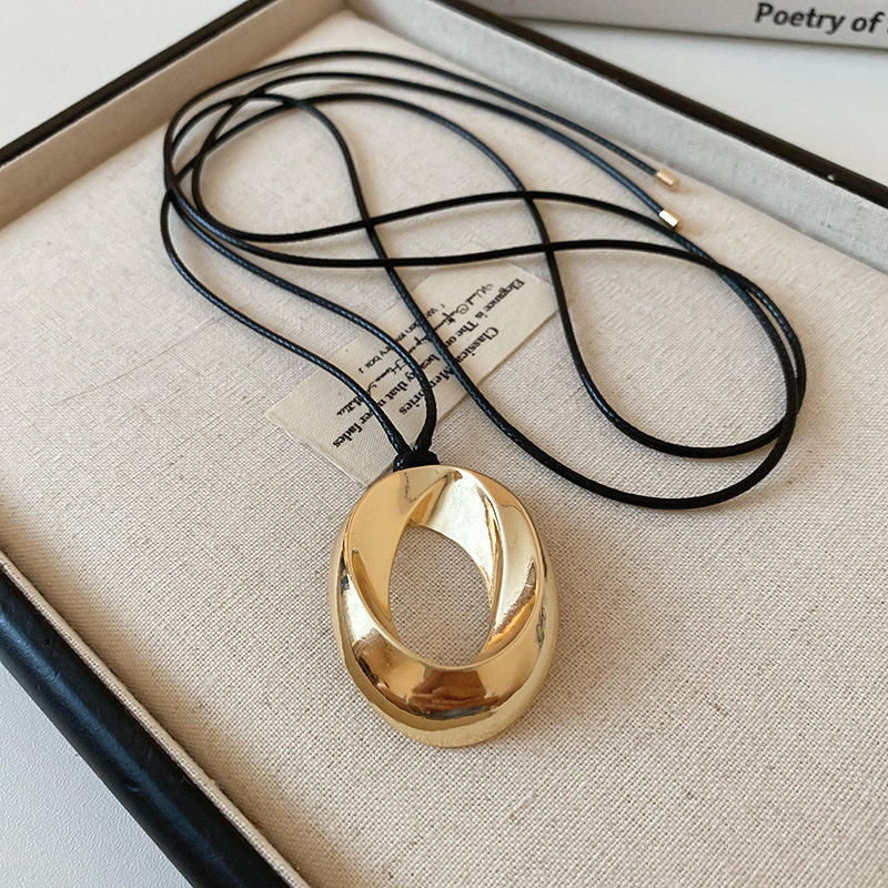 Nuevo estilo transfronterizo viento frío gota colgante correa collar temperamento simple cadena de suéter moda casual joyería de lujo ligero