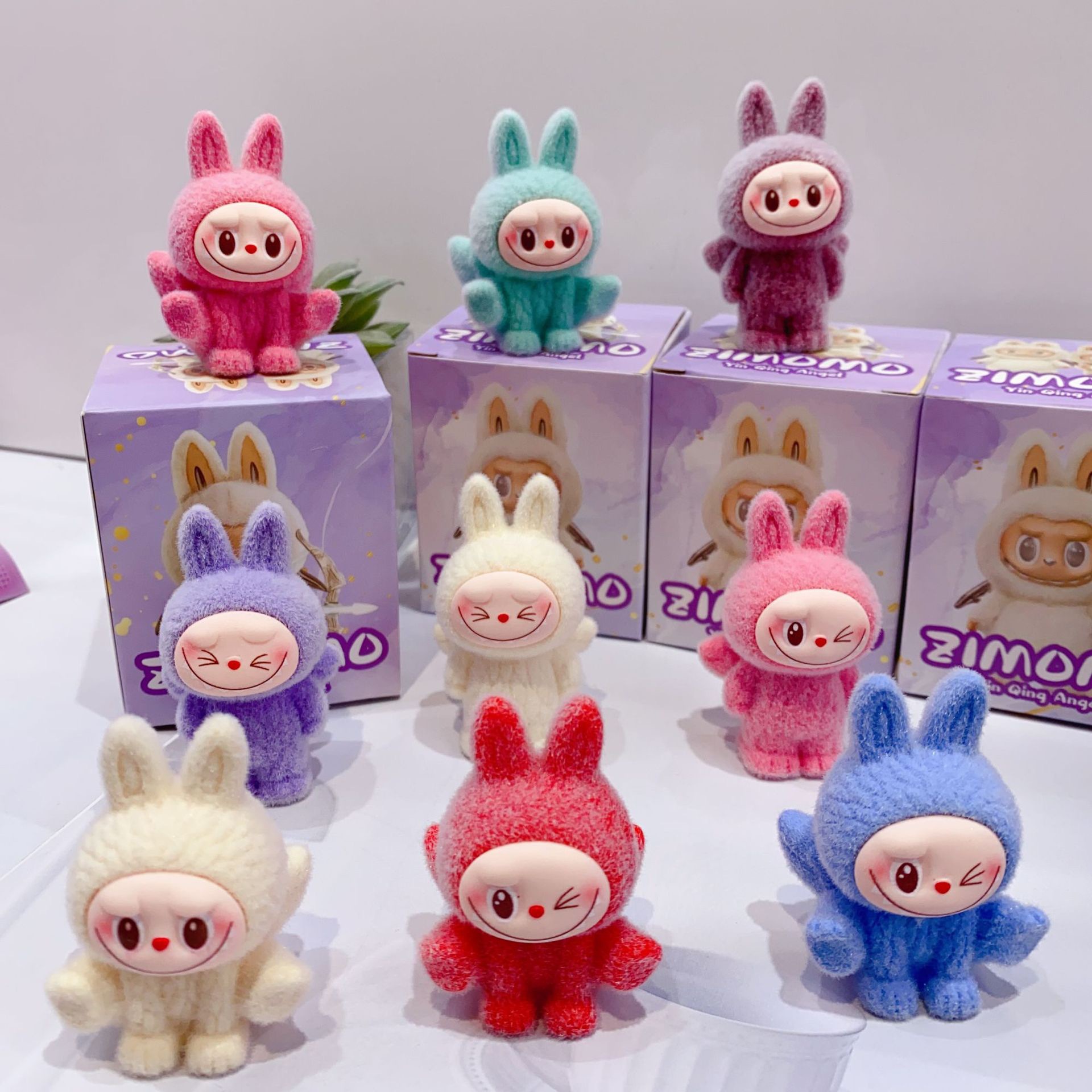 Caja ciega flocada de dibujos animados de tela rabu, lindo y lindo grano de alto valor, mini muñeca, modelo de decoración de escritorio, regalo