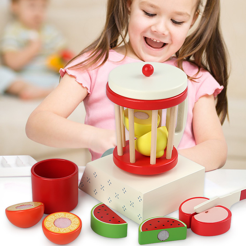 Niños en la escuela temprana, simulación de rompecabezas, jugadores de frutas caseros, niños y niñas, juguetes caseros.