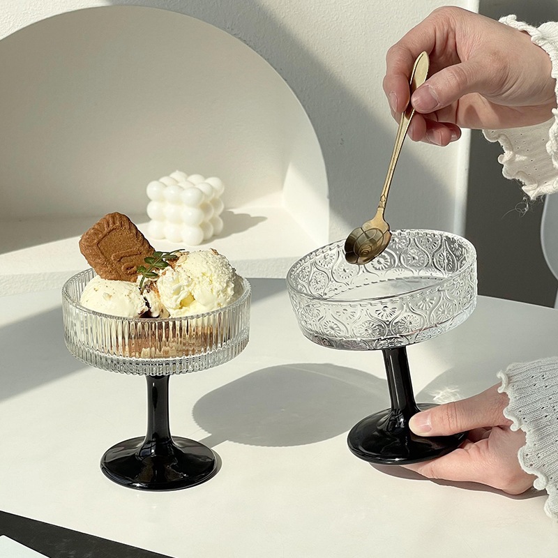 Taza de helado de alto pie tallado de flores casera de verano bebida fría taza de yogur pudín afgaido taza de helado de postre