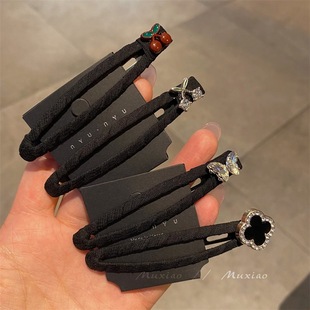 �����Y�l�A픊A�ֹ��@��Ůǰ�~��lһ�ւ�߅�����A�Ӻ��X�׺�ɫ�l