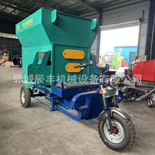 全自动喂料车电动牛羊撒料车青贮畜牧草料养殖场自动饲料投料机