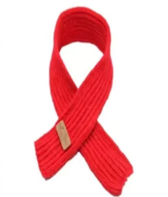 アメリカのbaby gundの誕生日熊熊の誕生日おめでとう歌はろうそくを吹いて赤ちゃんの子供のぬいぐるみをなだめる