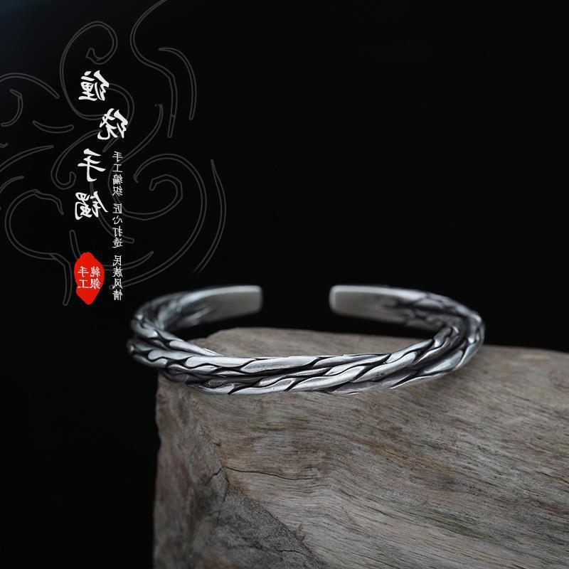 2023 Cruz-frontera de los hombres tejidos giro pulsera personalizada colección nueva europea y americana retro pulsera abierta al por mayor