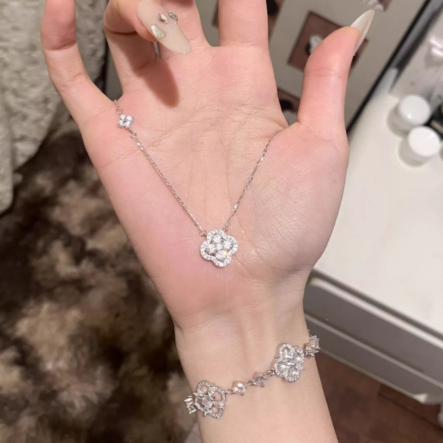 Collier trèfle à quatre feuilles en zircon étincelant, style français, pour femme, design de niche, chaîne clavicule haut de gamme, luxe discret._voghion.com