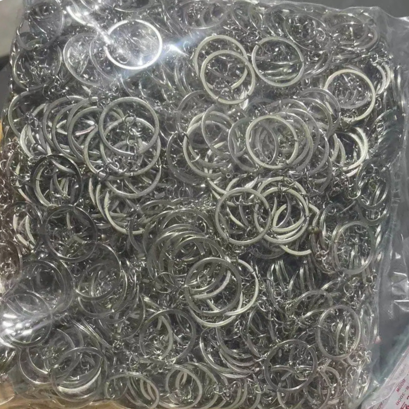 Fabricantes al por mayor llavero colgando un anillo llavero apertura anillo plano en relieve guirnaldas colgando material accesorio llavero