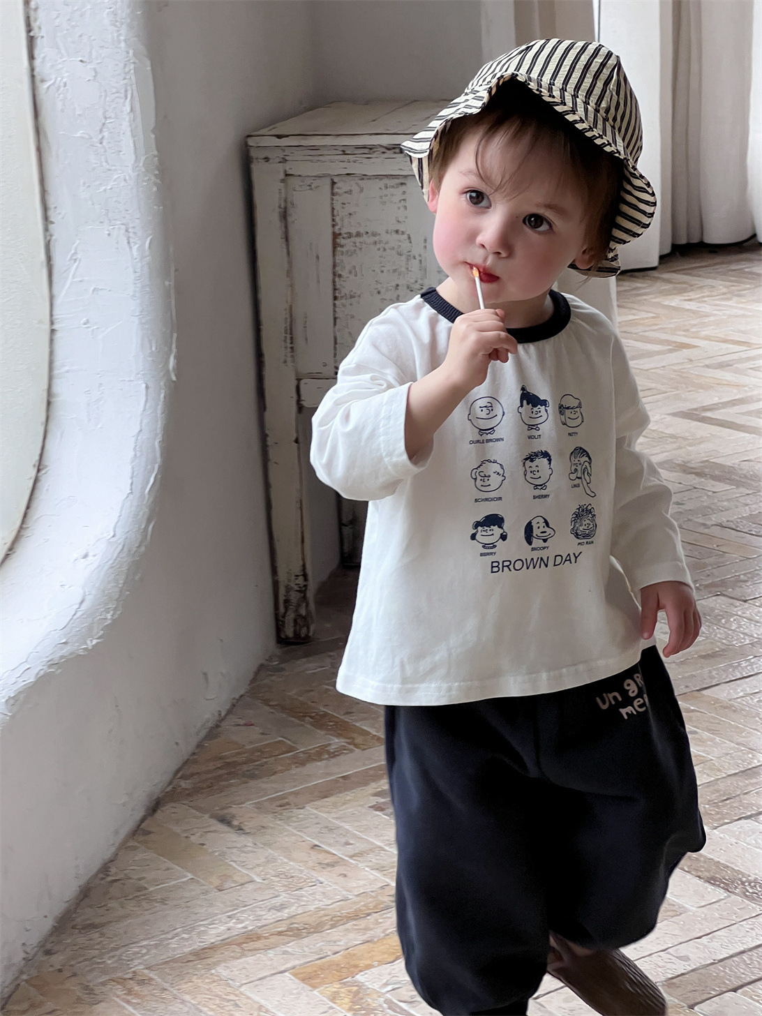 Ropa infantil otoño 2026 nueva versión coreana de ropa infantil bebé camiseta de manga larga letra pantalones higiénicos conjuntos de ropa de otoño infantil